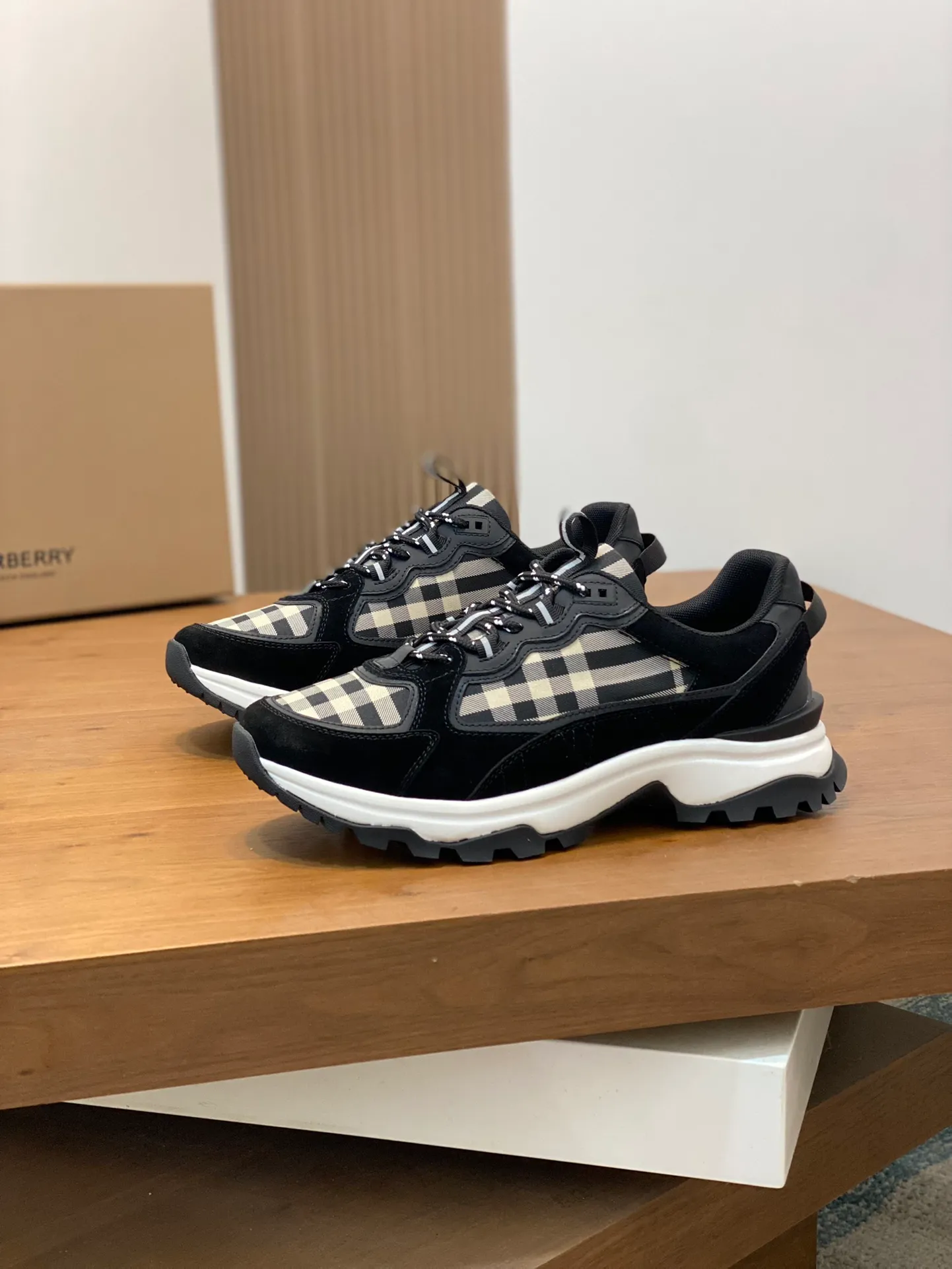 💰660 Burberry 2024🆕Ss men's classic low-cut thick-soled sneakers, made of first-grain cowhide and decorated with the new brand logo. First-layer cowhide foot pads, heel decorated with Burberry letter embossed logo, T men's men's shoes 💰U original outsole! Size: 39-44 (customized at 38.45)